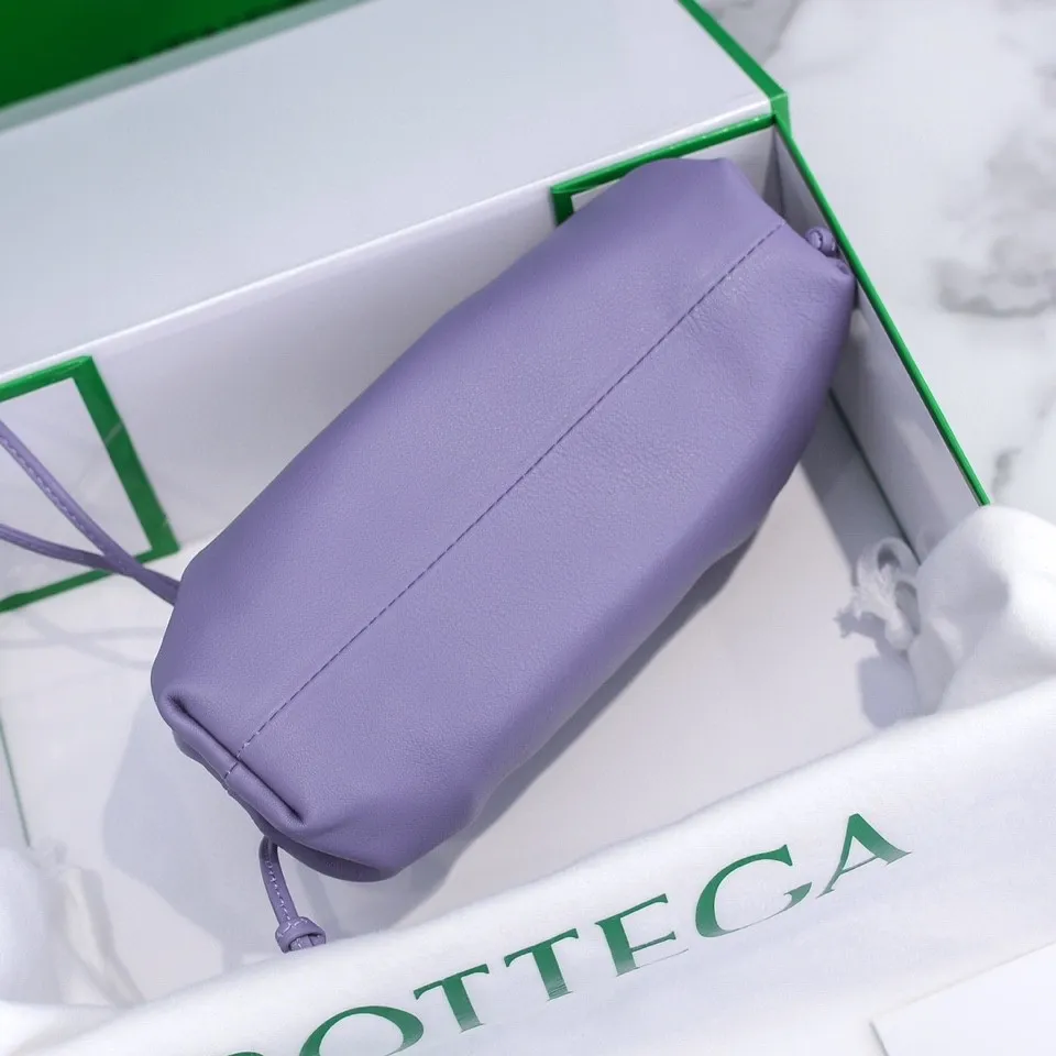 Batch 1120 Bottega Veneta cloud bag ☁️POUCH series original plain calfskin, super low-key and attractive, soft and casual, major Internet celebrity bloggers are crazy about calling it, fashionable and classy, ​​lazy and intellectual, small size: 23*13*8 (small cloud plain) lavender